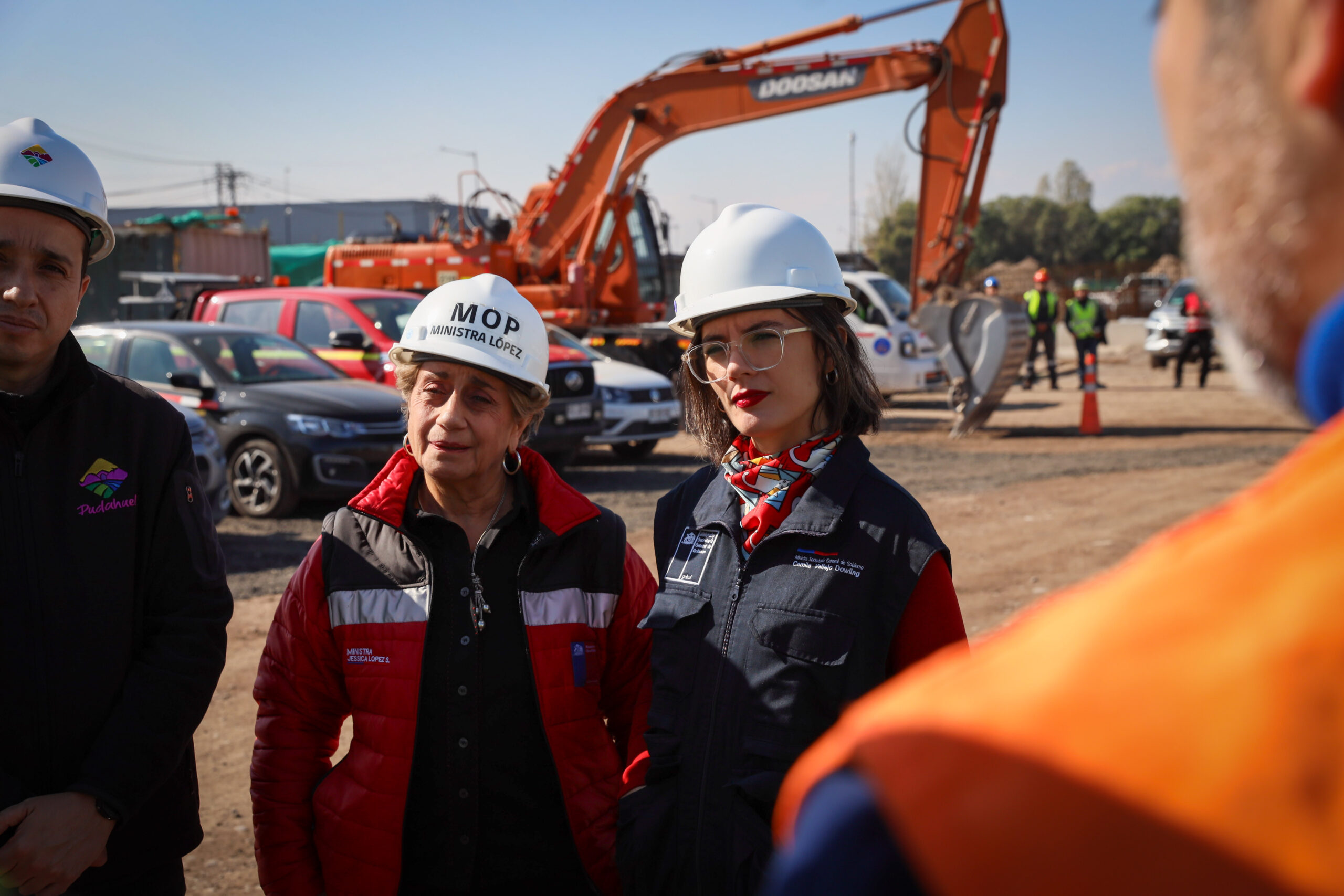 Ministra Vallejo junto a ministra Jessica López, en obras del enlace Vespucio Sur con la Ruta 68