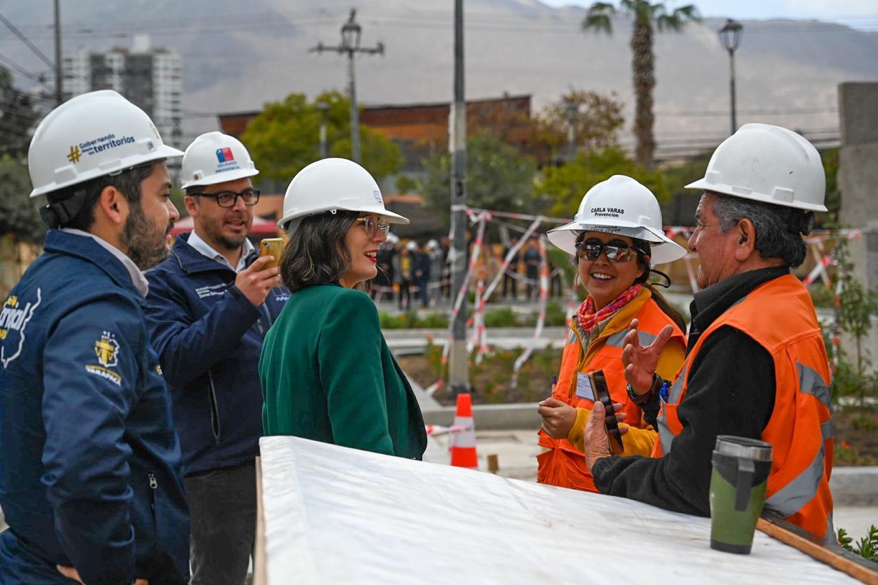 Ministra Camila Vallejo realiza visita inspectiva del proyecto de reposición de la Plaza Gerardo Poblete (ex Plaza Brasil), emplazada en el centro de Iquique. La iniciativa forma parte del Plan Nuestro Norte, una política pública de recuperación de espacios públicos, que cuenta con una inversión de $990 millones de pesos, y que beneficiará a más de 10 mil iquiqueñas e iquiqueños.