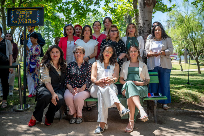 Ley de Responsabilidad Parental y Pago Efectivo de Pensiones de Alimentos, ministra Camila Vallejo, ministra Antonia Orellana, alcaldesa Javiera Reyes y mujeres beneficiarias de la normativa.