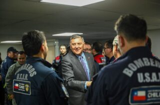 El biministro despachando a los rescatistas en la FACH.