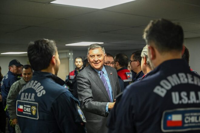 El biministro despachando a los rescatistas en la FACH.